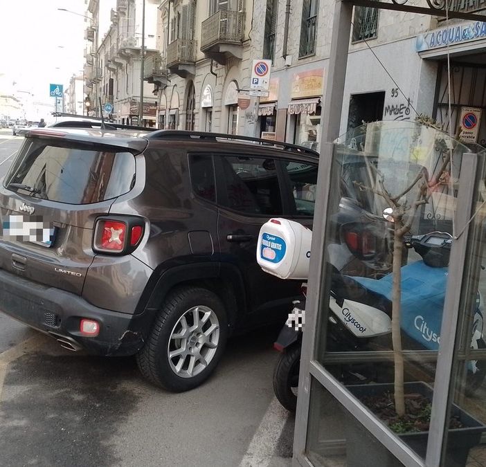 Ciclabile a ostacoli: a Torino è ancora difficile la convivenza tra le automobili e le biciclette [FOTO]
