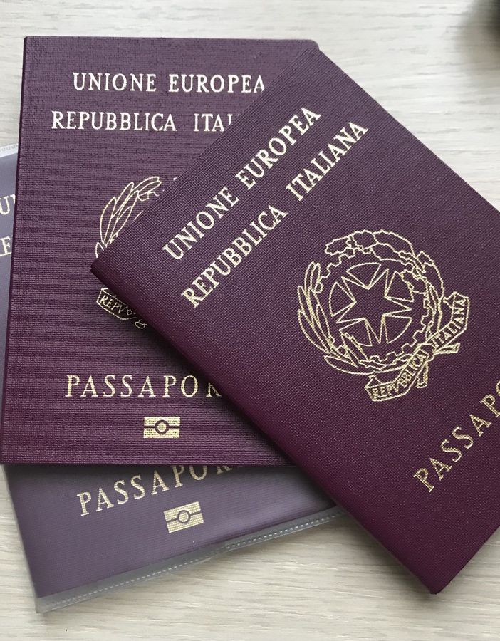 passaporti su un tavolo