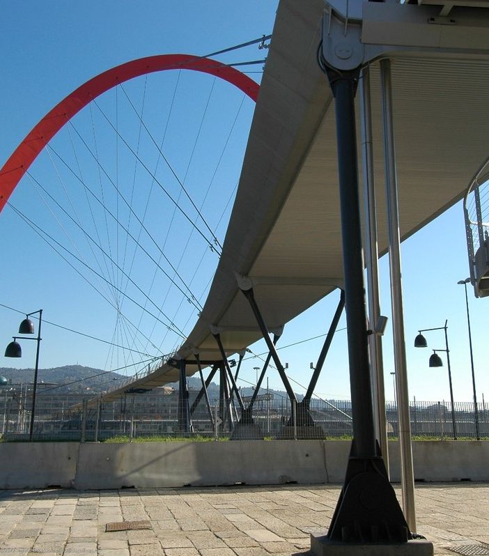 La passerella olimpica continua a rimanere al buio per colpa dei vandali