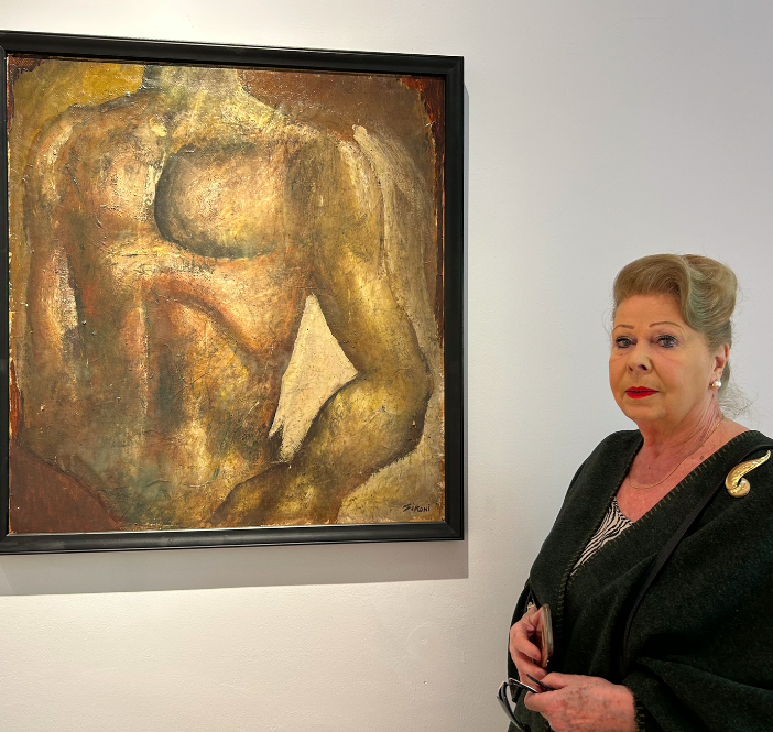 Romana Sironi di fianco all'opera &quot;Busto Virile&quot;