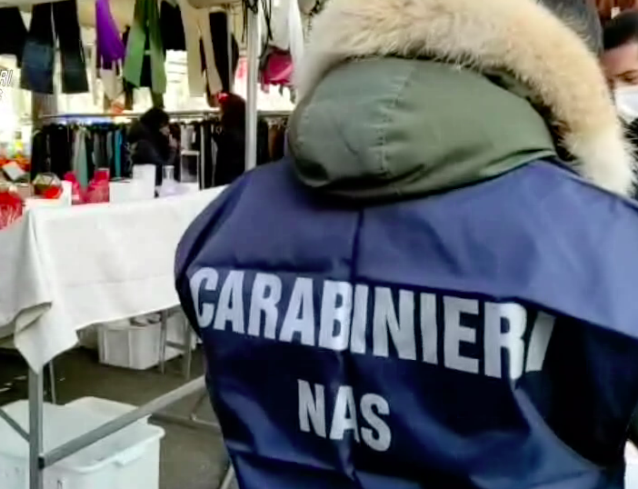 Profumi contraffatti al mercato di piazza Benefica: sequestrati oltre 600 prodotti, cinque indagati