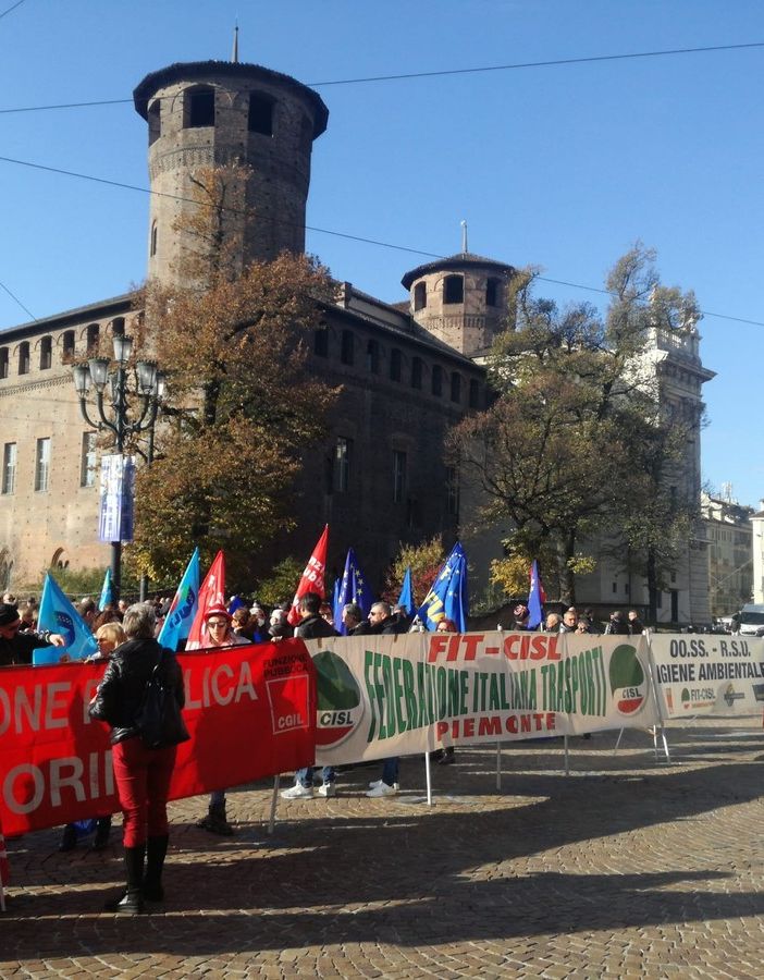 La protesta in piazza Castello