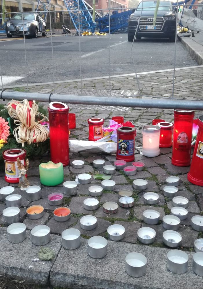 Via Genova, 48 ore dopo la tragedia nel silenzio parlano i cartelli: &quot;Il sistema produce queste disgrazie&quot;