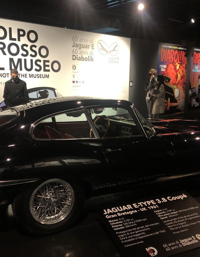 In foto la Jaguar in mostra al Mauto
