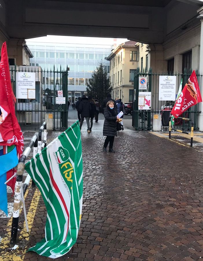 Alla Città della Salute scioperano i lavoratori della Dussmann: “Non siamo il bancomat dell’azienda”