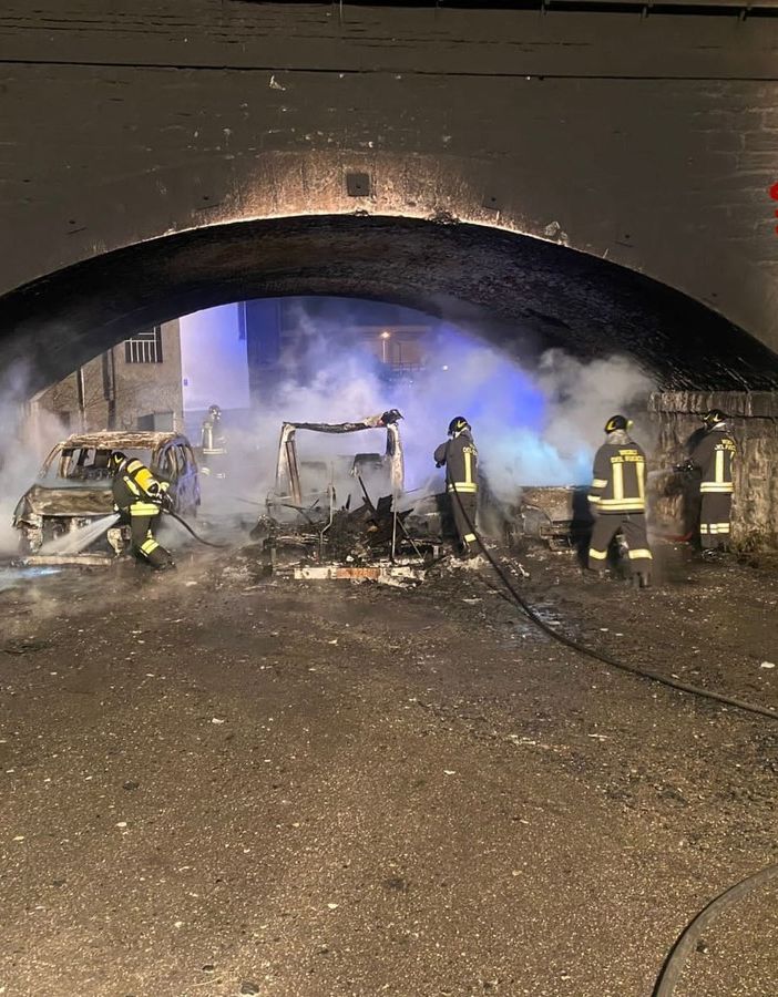 In foto, l'incendio del camper e delle due auto