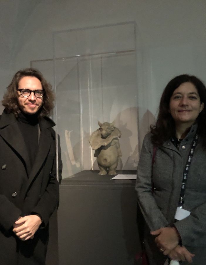 In foto, l'artista Nicola Russo e la curatrice Elisa Panero davanti al nuovo &quot;Toh&quot;
