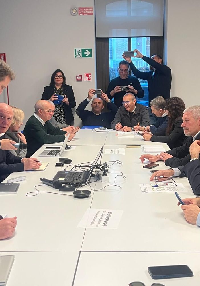 tavolo con persone sedute su entrambi i lati