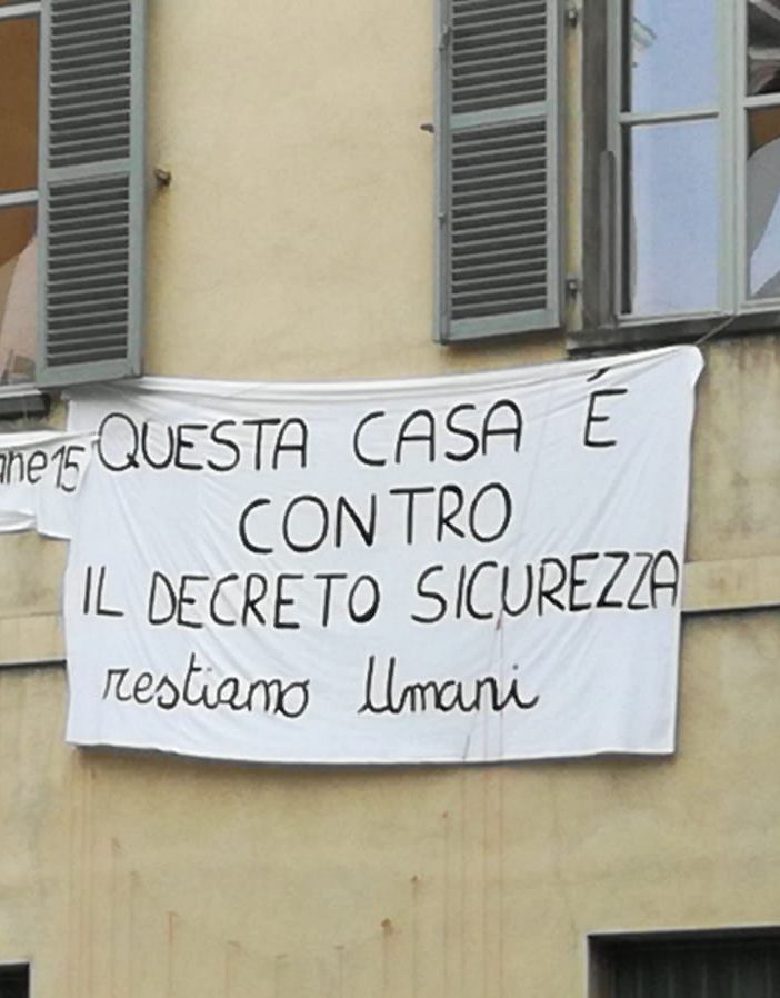 Decreto sicurezza, a Torino un lenzuolo per dire no in via delle Orfane 15