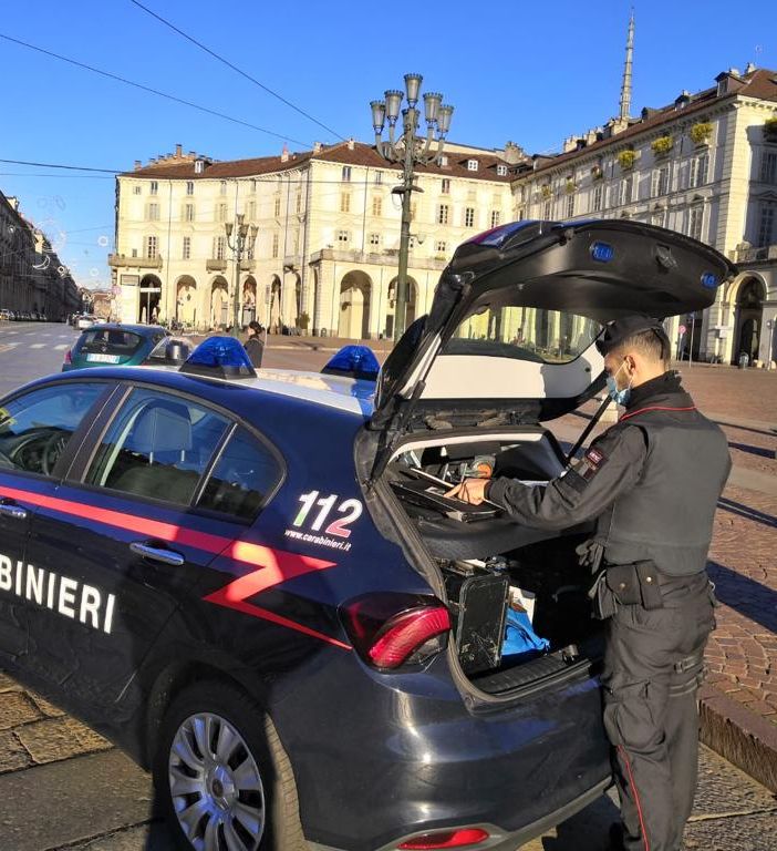 Controlli dei carabinieri in centro a Torino