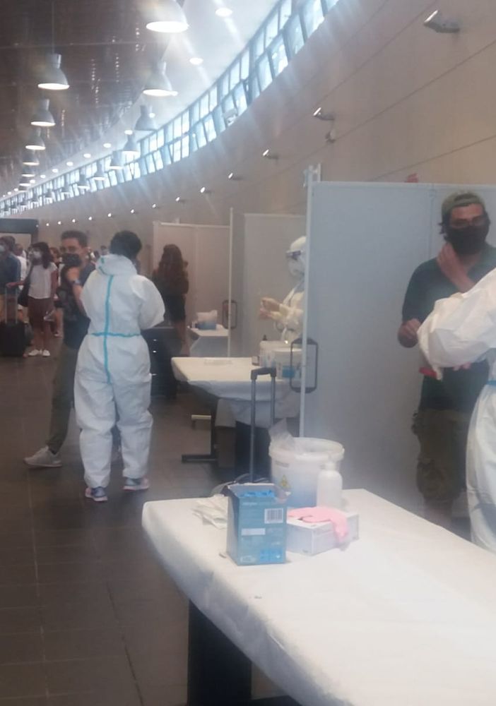 Covid, aperto il presidio per tamponi all'aeroporto di Caselle per chi rientra dall'estero (FOTO)
