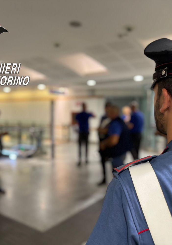 Viaggiava sulla metro con due panetti di hashish al posto del biglietto: denunciato
