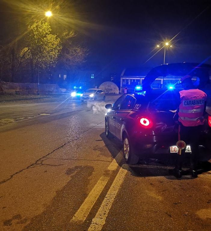 Auto dei carabinieri durante un controllo