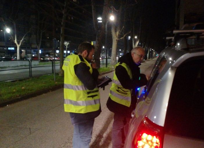 Controlli della municipale in piazza Zara: 3 automobilisti positivi all'alcol test, 4 sorpresi al telefonino