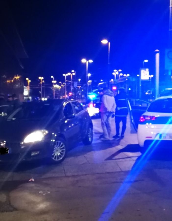 Fermato dai vigili dopo semaforo rosso, si finge suo fratello con patente scaduta