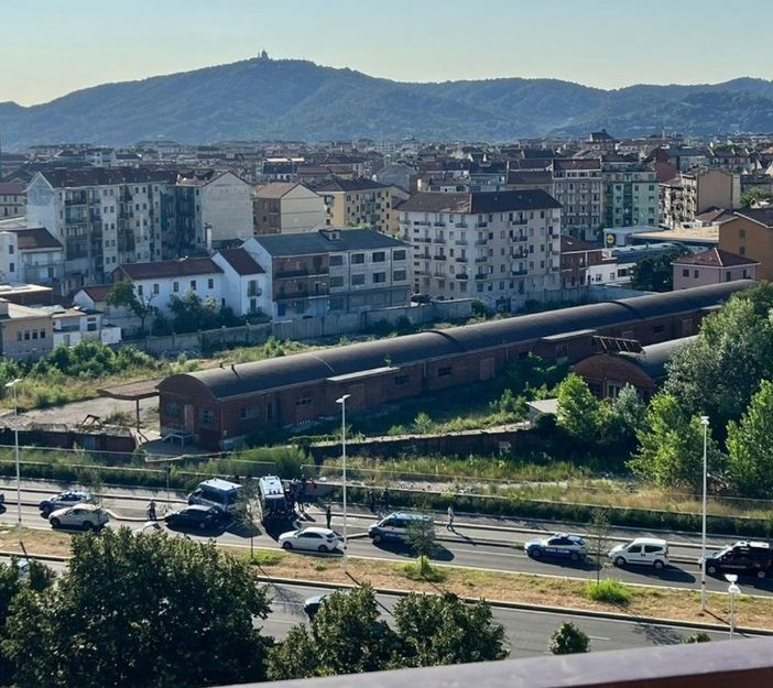 Controlli della polizia e dei carabinieri a Barriera di Milano