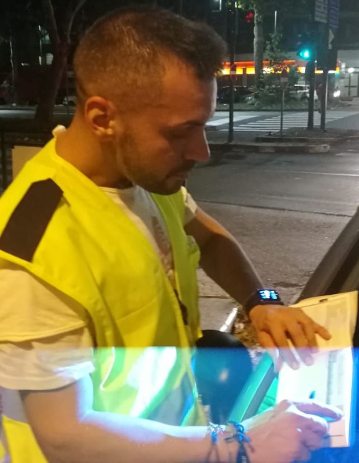 Spacca a pugni il lunotto di un'auto parcheggiata in piazza della Repubblica