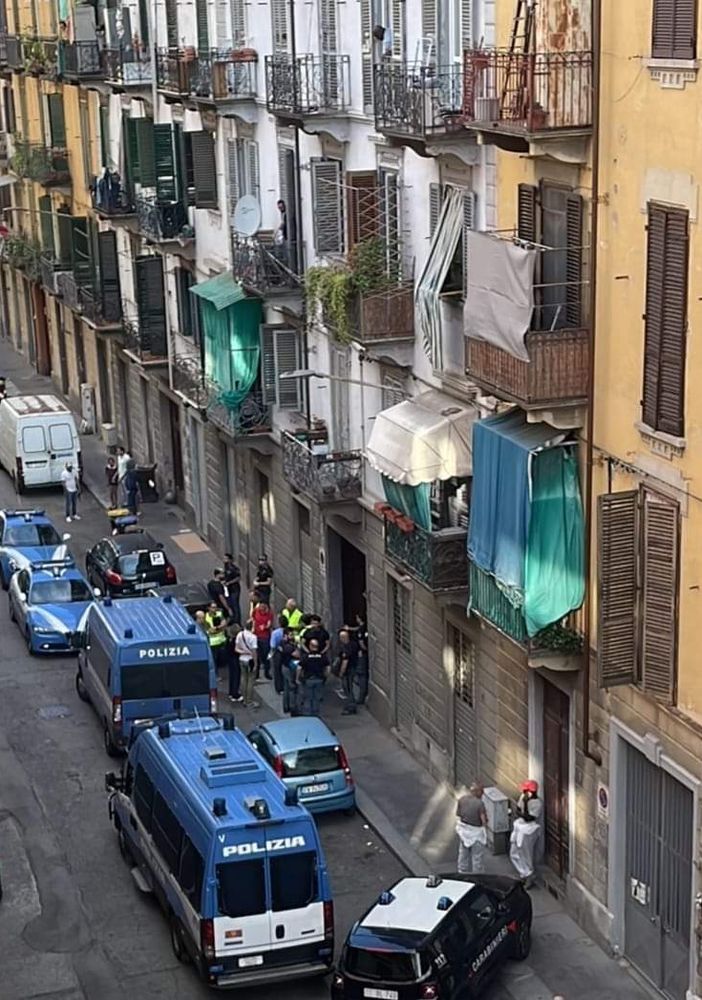 Aurora, polizia e carabinieri in via Bra: controllo straordinario, spuntano allacci abusivi e bombole del gas Aurora, polizia e carabinieri in via Bra: controllo straordinario, spuntano allacci abusivi e bombole del gas