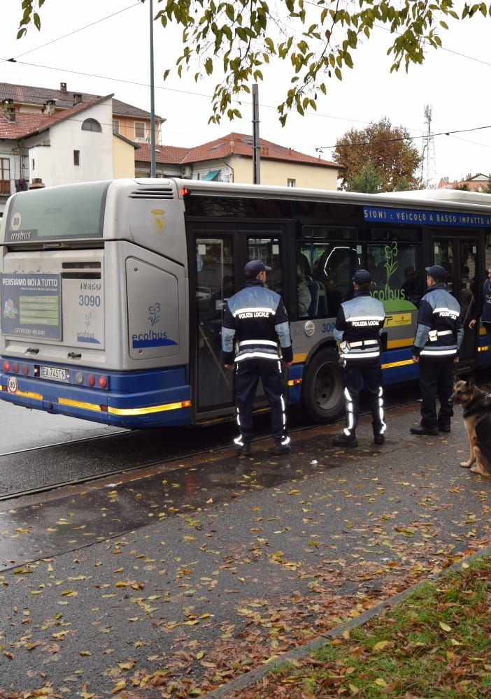 Controlli dei vigili urbani sui bus delle linee 11 e 77. Elevate 49 multe