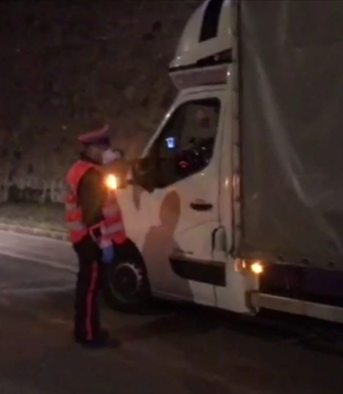 Trasportava 800 grammi di droga nel sottofondo del bagagliaio: i carabinieri arrestano un corriere
