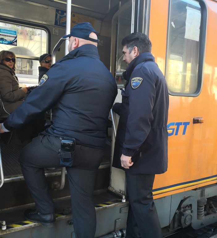 Dipendente Gtt aggredito sul tram a Torino. Ugl: &quot;Aveva solo guardato con disappunto uno straniero che fumava sul mezzo&quot;