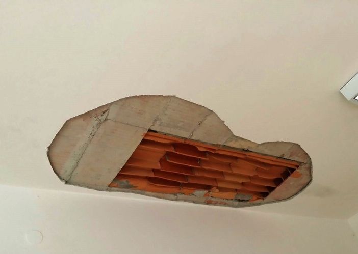 Crolla controsoffitto di una materna, bimbi mandati a casa