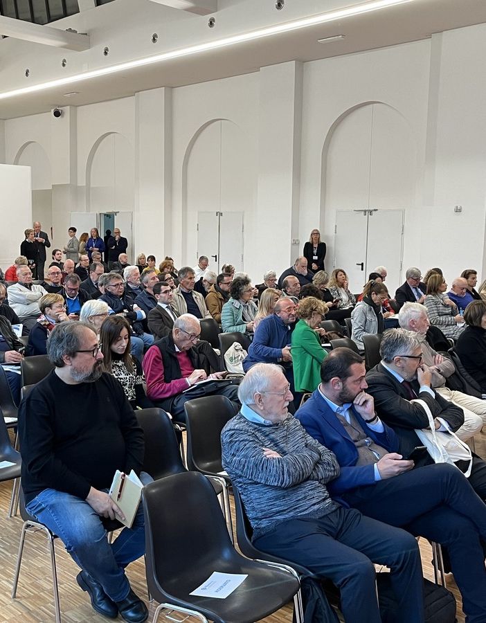 Sala riunioni con persone sedute