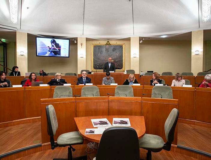 Prevenire e difendersi dalla violenza digitale di genere: in Piemonte il 44% delle molestie sui social riguarda le donne