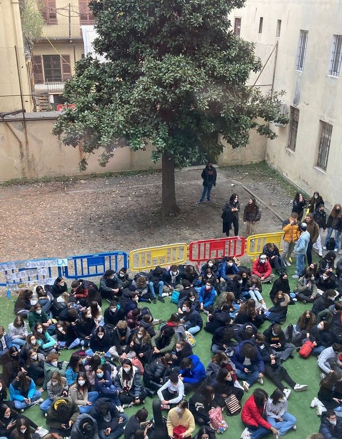 scuola occupata da studenti