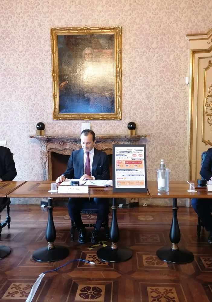 tre persone sedute al tavolo