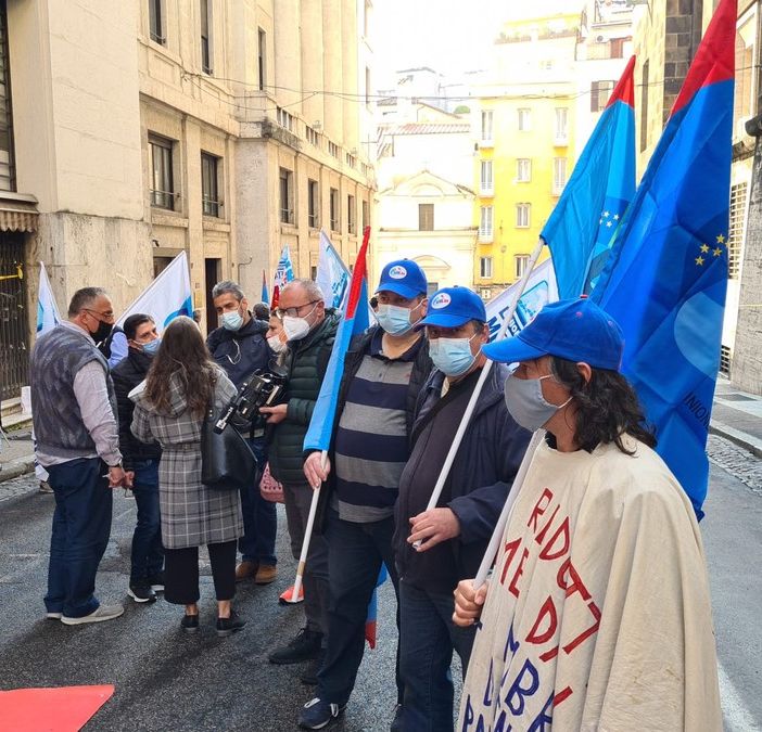 Protesta operai davanti al Mise
