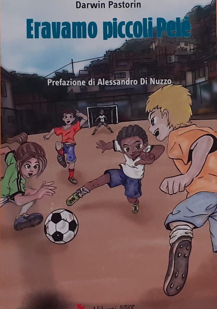 La copertina di &quot;Eravamo piccoli Pelè&quot;, ultima fatica letteraria di Darwin Pastorin