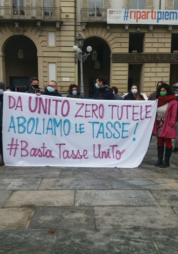 Universitari in piazza Castello: &quot;Finiremo fuori corso a causa della pandemia&quot; [FOTO e VIDEO]
