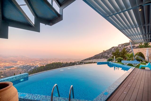 Strutture per l’outdoor: quali opportunità grazie alle coperture per piscina di design?