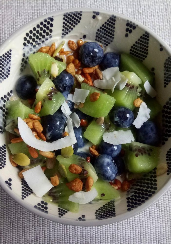 Mercoledì Veg: oggi prepariamo la coppa detox con kiwi, fiocchi d'avena, mirtilli e scaglie di cocco