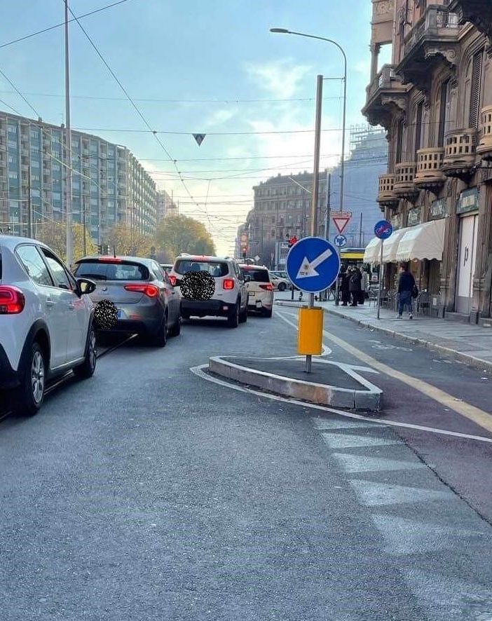 auto in coda in via Nizza