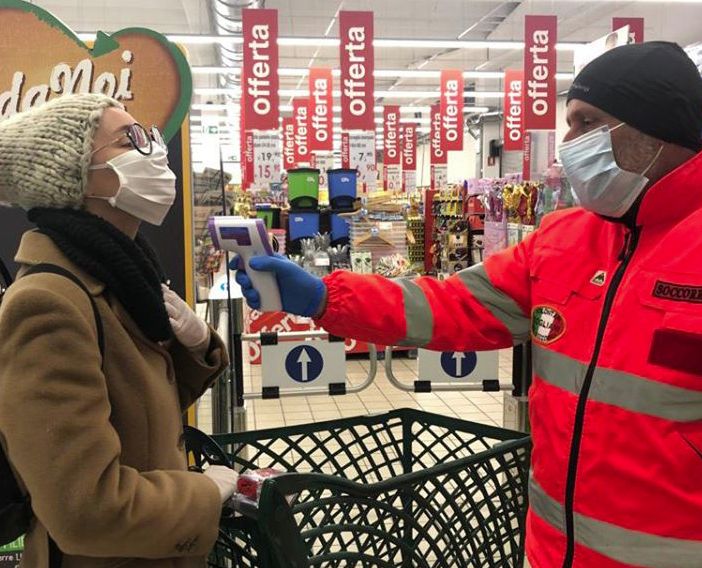 Negozi &quot;quasi&quot; chiusi a Pasqua, i sindacati non ci stanno e scatta lo sciopero: &quot;Non si va a Messa, ma a fare la spesa?&quot;