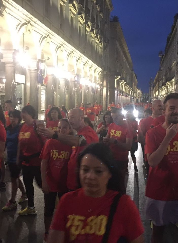 Corsa 5.30: una macchia rossa ha svegliato Torino (FOTO)