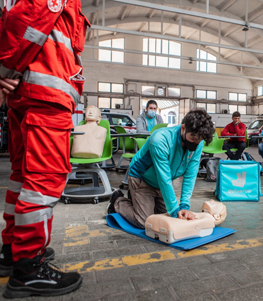 Al via i corsi di primo soccorso per i rider promossi dalla Croce Rossa