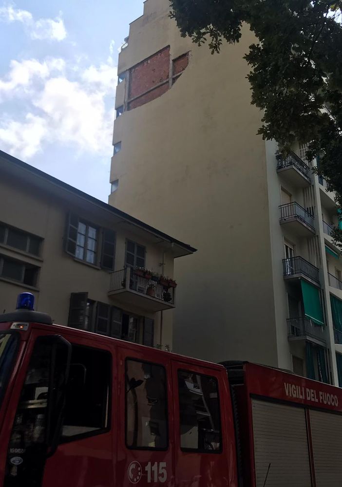 Panico in corso Brianza, crolla la facciata di un palazzo: evacuati i residenti [VIDEO e FOTO]