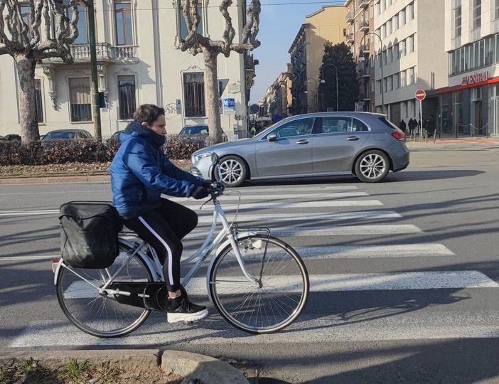 Attraversamento corso Cairoli: lavori per migliorare l'illuminazione nei pressi delle strisce