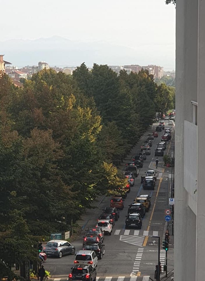 Corso Lecce, traffico in tilt e una moto sfreccia sulla ciclabile