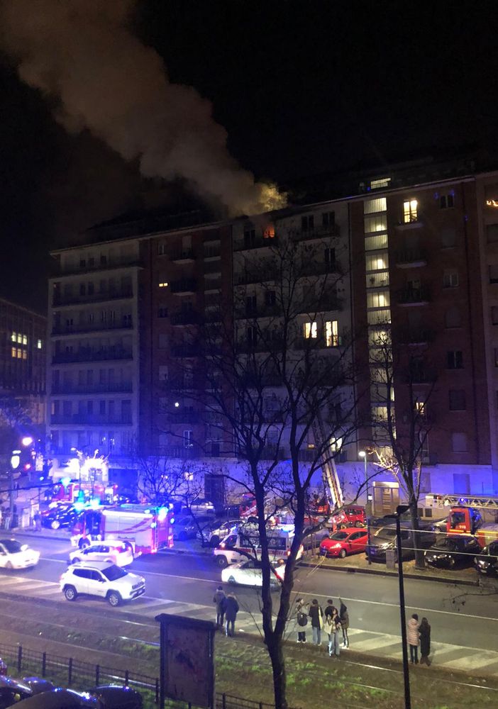 Appartamento va a fuoco in corso San Maurizio: evacuato un intero palazzo