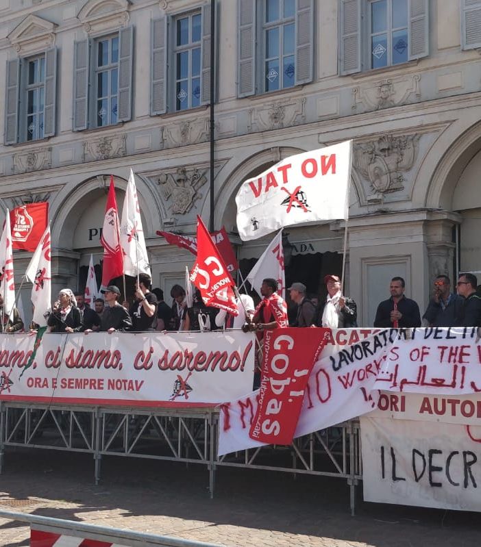 Concluso il Corteo del Primo Maggio, con contorno di incidenti e feriti. &quot;Oggi il tema è il lavoro, non il Tav&quot; (FOTO)