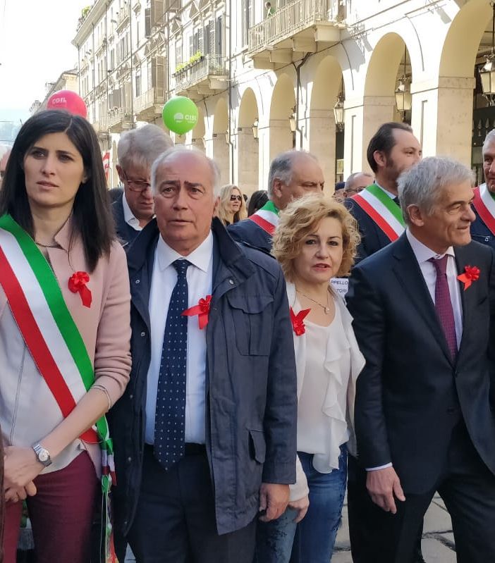 35 mila persone presenti alla manifestazione per il Primo Maggio, negli scontri ferito anche un agente