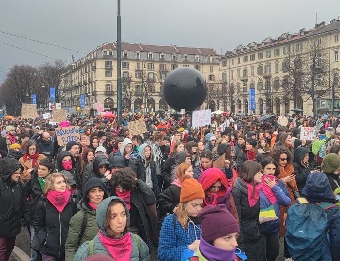 Un mare di ombrelli in marcia per il corteo dell'8 marzo