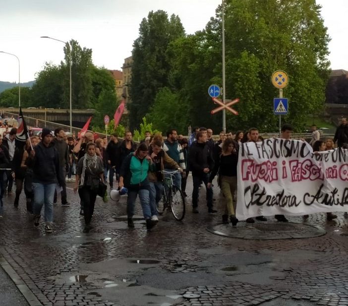 Tensione ad Aurora, il corteo degli antifascisti raggiunge la zona dove è in programma il presidio di Forza Nuova [FOTO E VIDEO]
