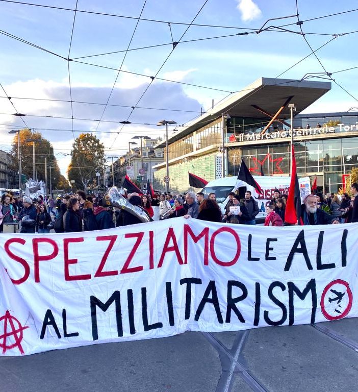corteo con striscione