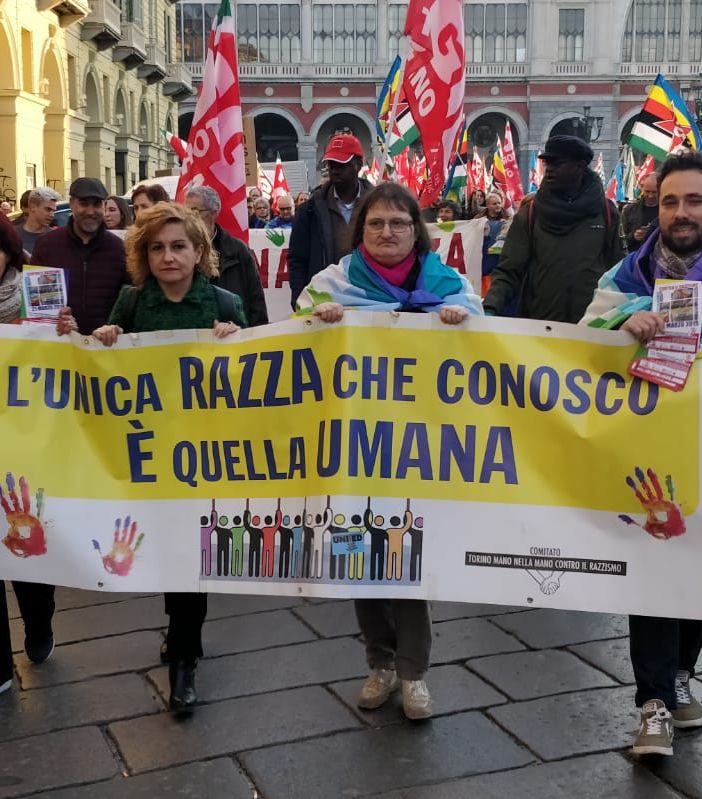 Corteo antirazzista a Torino, l'urlo dei manifestanti: &quot;Salvini senza cuore&quot; (FOTO e VIDEO)