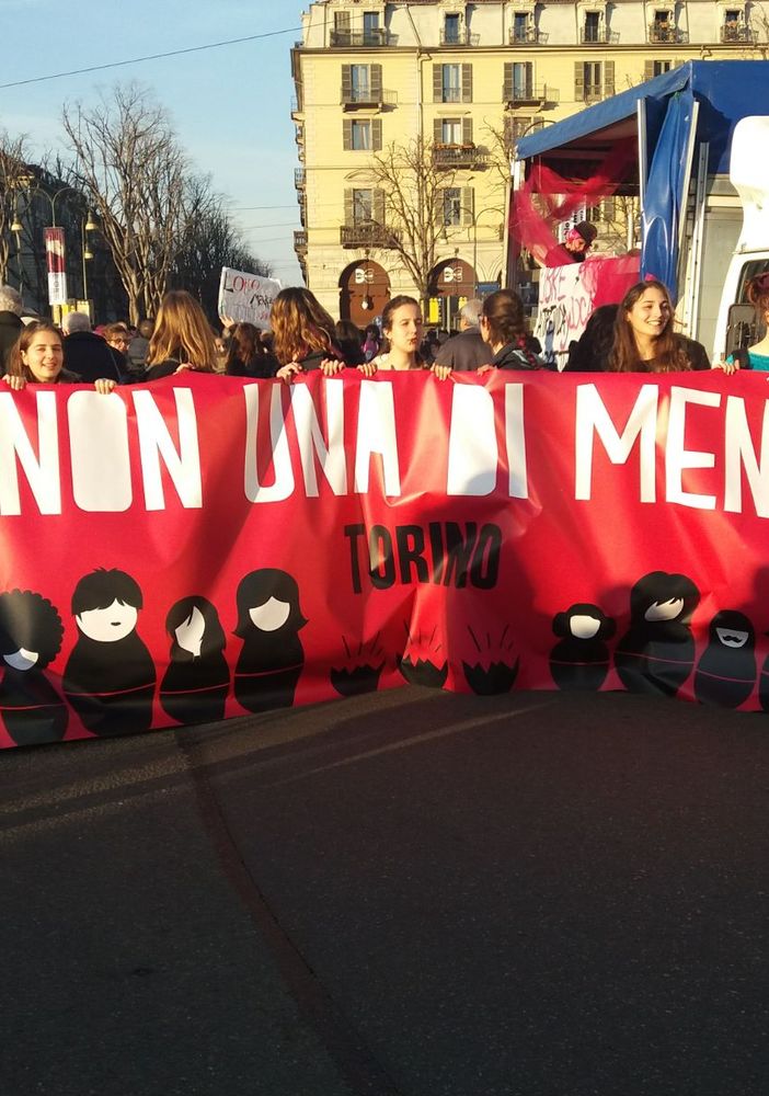 Una &quot;marea femminista&quot; nel cuore di Torino: Non Una di Meno scende in strada (FOTO E VIDEO)
